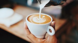 インスタント飲料の検品梱包についての仕事の説明が始まります